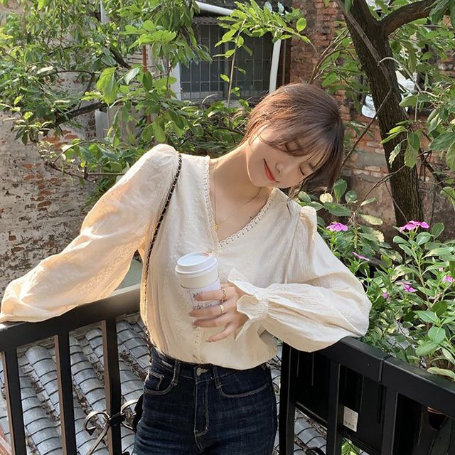 여자 20대 러블리코디 퍼프 프릴 아이보리 블라우스