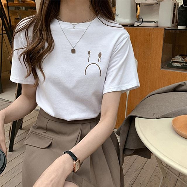 슬픈 표정 자수 라운드넥 반팔 티셔츠 여성 슬림핏 감성 데일리 면 반팔티