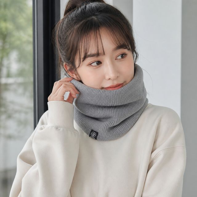 남녀공용 퍼 라벨 포인트 머플러 목도리 가을 겨울 스카프 워머 방한용품 - 이미지 1
