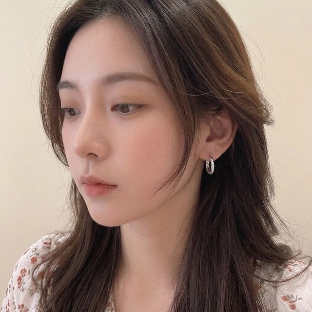 국내제작 실버 텍스처 라운드 링 귀걸이 유니크 데일리 심플 포인트 이어링 - 이미지 5