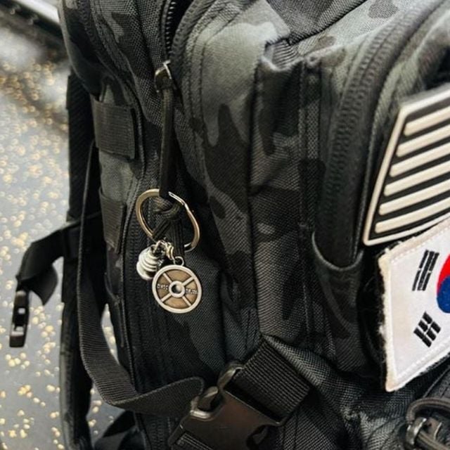 빈티지하고 깔끔한스러운 헬스기구 메탈릭 악세사리 빈티지패션