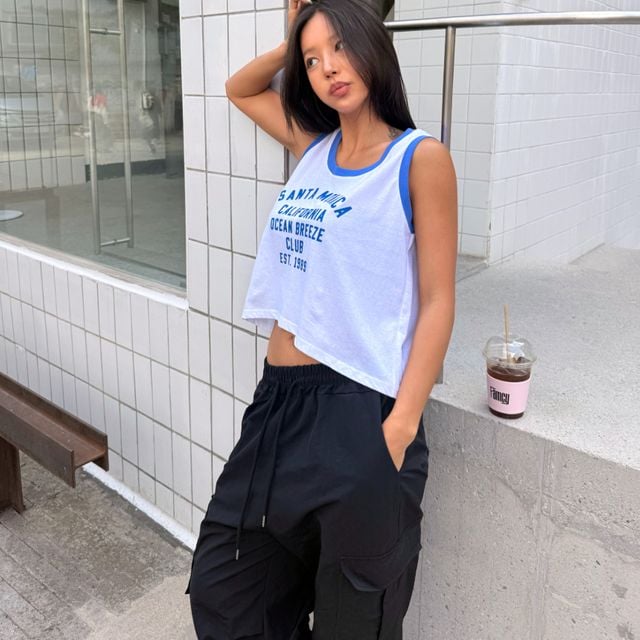 더블유지안 산타모니카 레터링 배색 크롭 나시티 여성 캐주얼 슬리브리스 - 이미지 2