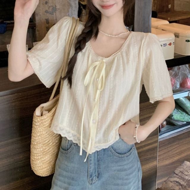세로 자수패턴 반팔블라우스 크롭블라우스 넥스트링 물결자수 포인트 밑단 레이스자수 여름코디 데이트룩