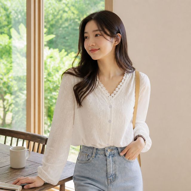 펀칭 레이스 V넥 화이트 블라우스 셔츠 여자 여름 퍼프 반팔 상의 룩 - 이미지 1