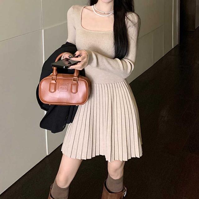 플레어 스커트 라인 스퀘어넥 골지 니트 원피스