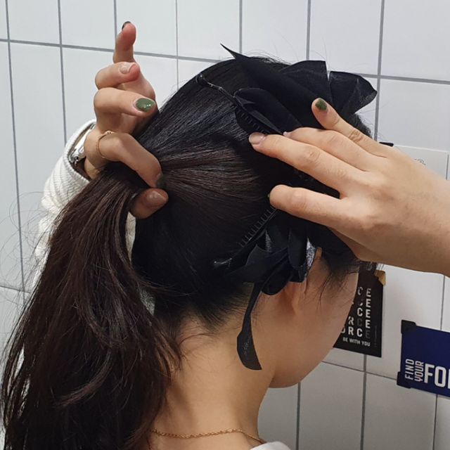 올림머리 쉬폰 왕리본 바나나핀 블랙 - 세련된 헤어 액세서리