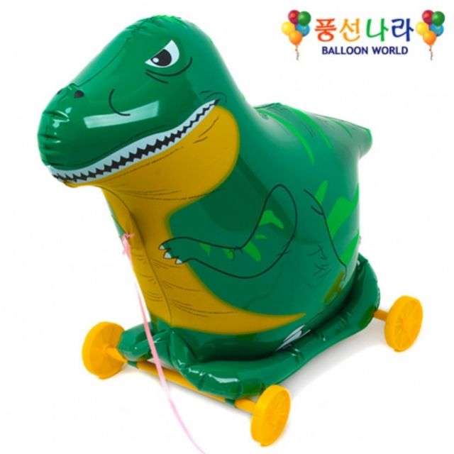 초록색 공룡 풍선 끌고다니는