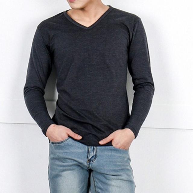 편안한 베이직 스타일 깔끔 브이넥 코디 남성 긴팔티