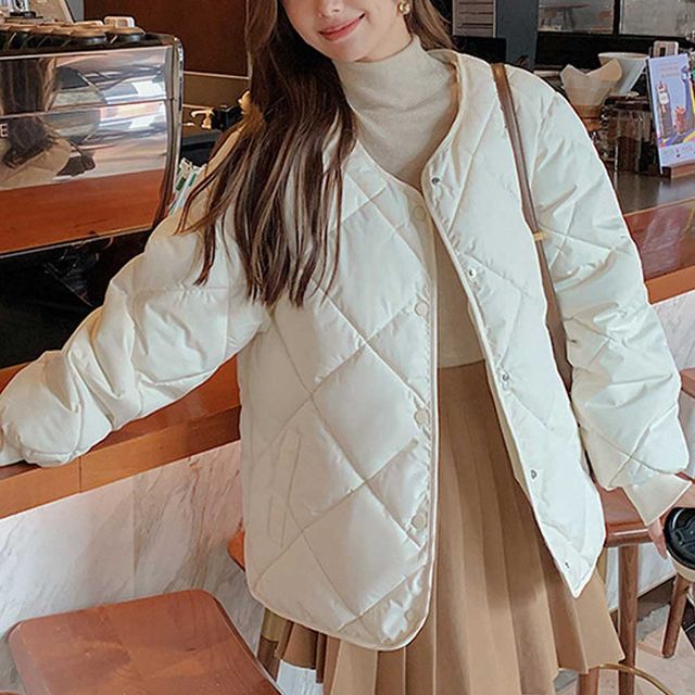 여성 귀여운 겨울철 여행 준비 점퍼 아우터 스타일