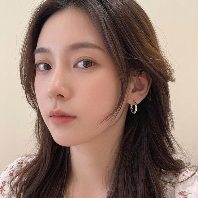 국내제작 실버 텍스처 라운드 링 귀걸이 유니크 데일리 심플 포인트 이어링