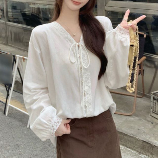 레이스 자수 브이넥 셔츠 블라우스 넥 리본 스트링 골드단추 앞뒤 언발란스 기장 여리핏 스커트 코디