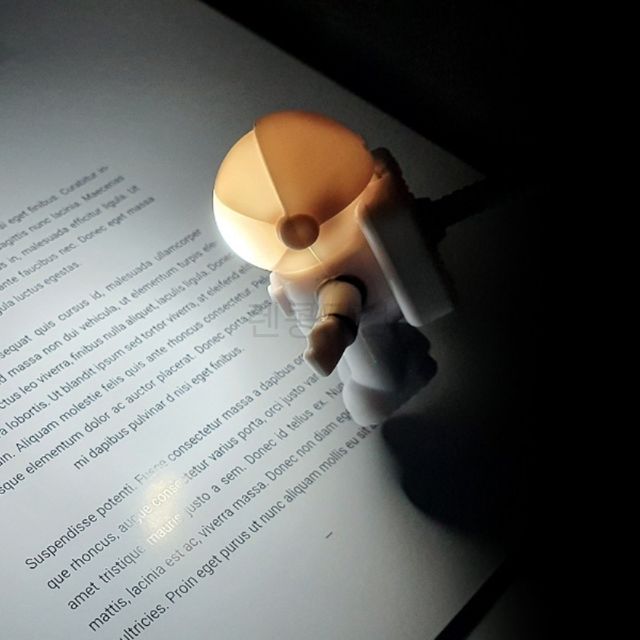 휴대용유에스비스탠드 피씨연결간이조명 USB 우주인 LED 라이트 독서등