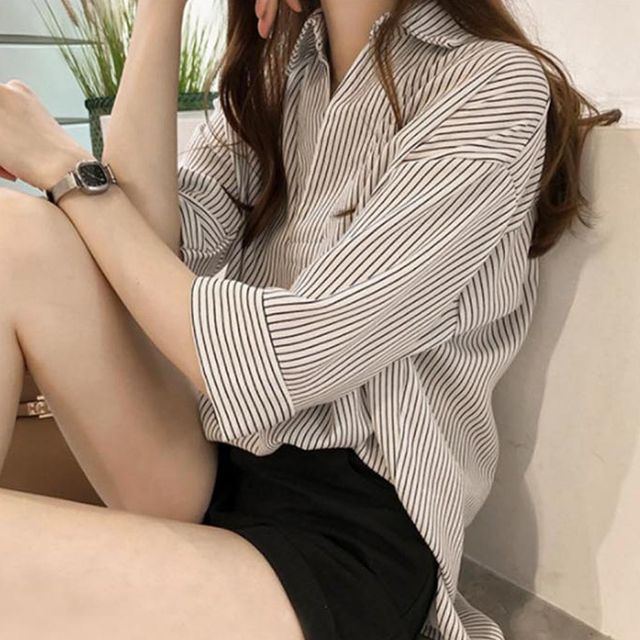 여성 화이트 스트라이프 쉬폰 블라우스 카라 하객룩