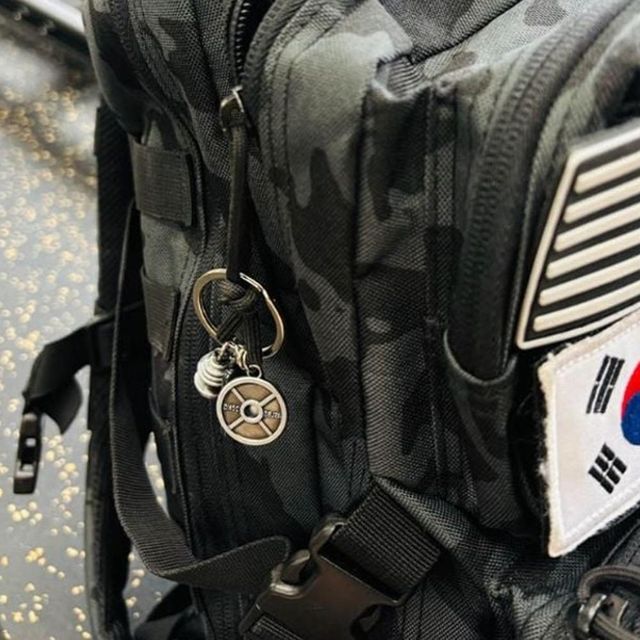 빈티지하고 깔끔한스러운 헬스기구 메탈릭 악세사리 빈티지패션