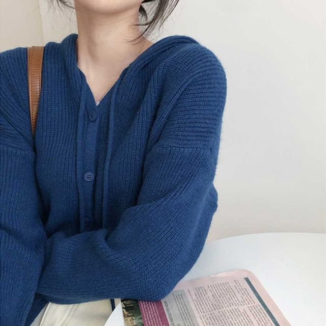 여자 대학생 캠퍼스 룩 간절기 후드 버튼 니트 가디건