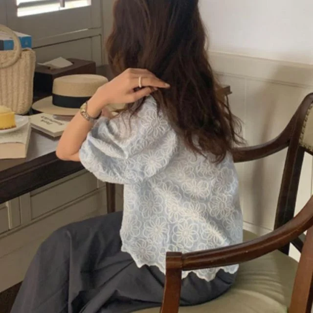 여성 플라워 자수 밑단 라인 러블리 블라우스 티셔츠
