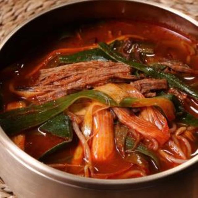 전통육개장 - 진한 국물과 쫄깃한 면발의 정통 한식 간편식