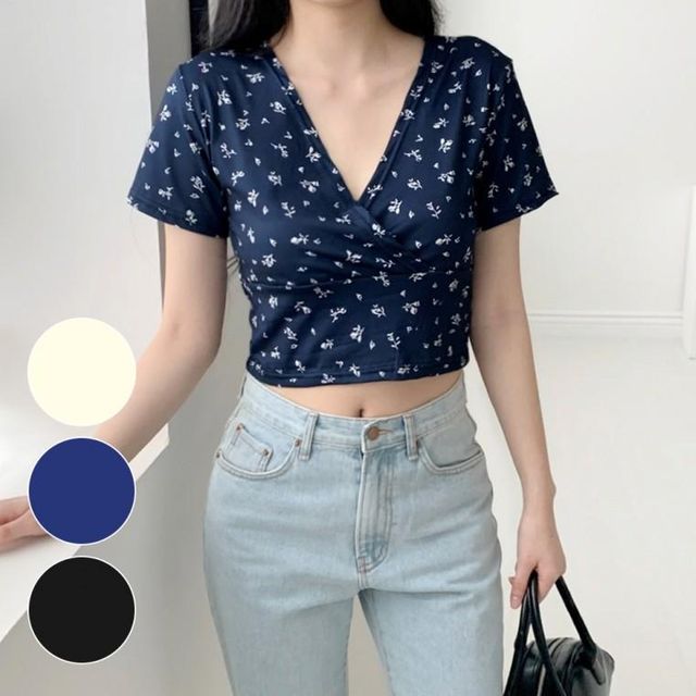 여성 여름 상의 슬림핏 크롭 브이넥 티셔츠 반팔 바캉스룩 바캉스룩 크롭 꽃무늬티셔츠 탑 반팔티셔츠