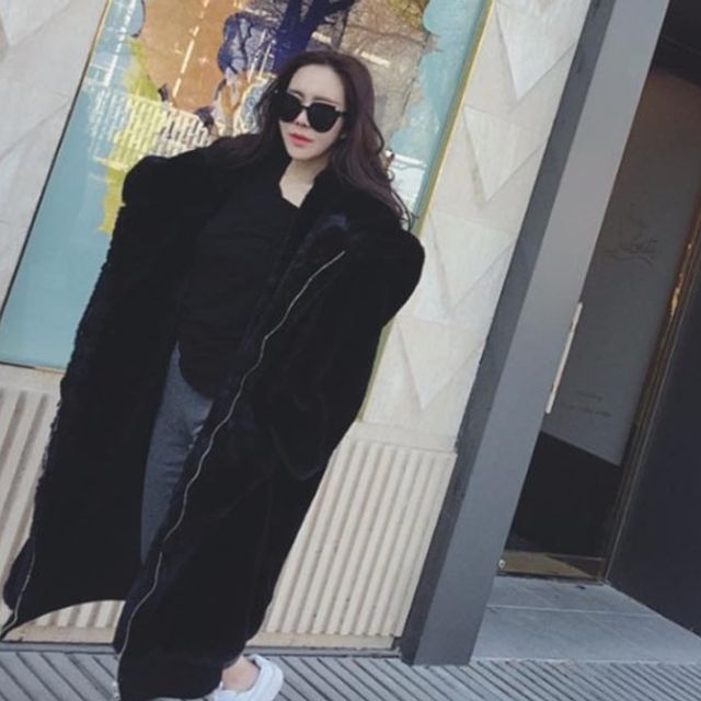 보들보들한 퍼 소매 시보리 디자인 겨울 아우터