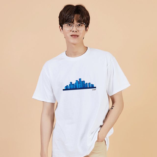 키밍 도시 건물 데일리룩 포인트티 시밀러룩