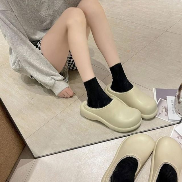 겨울용 퍼 실내화 방한 슬리퍼 크로스오버 디자인 털신발