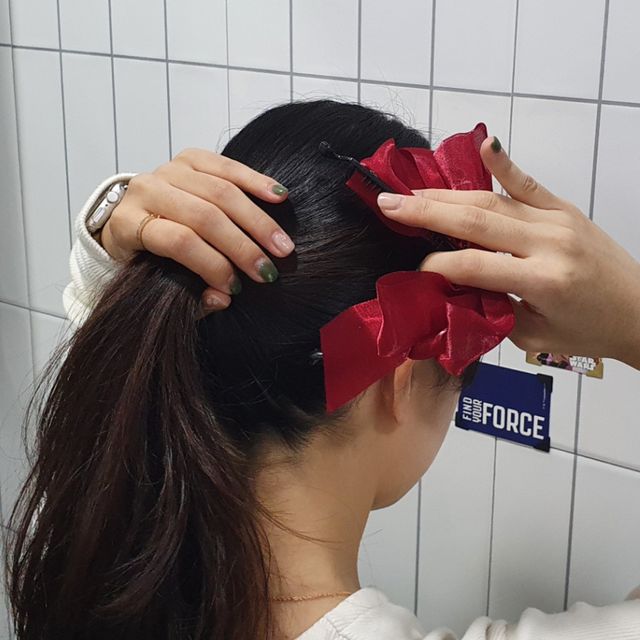 올림머리 쉬폰 왕리본 바나나핀 레드 - 포인트 헤어 스타일링