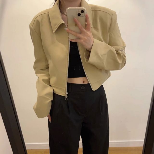 단정하고 유니크한 여성 세미크롭 카라 자켓 숏 점퍼