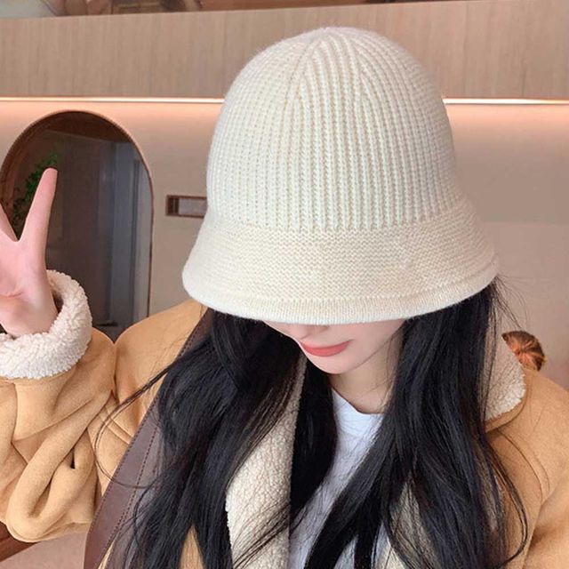 여자 겨울 여행 데이트 룩 니트 벙거지 버킷 햇 코디