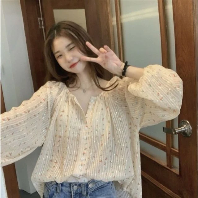 메이비굿 버튼 라운드넥 플라워 블라우스 여성 봄여름 데일리룩