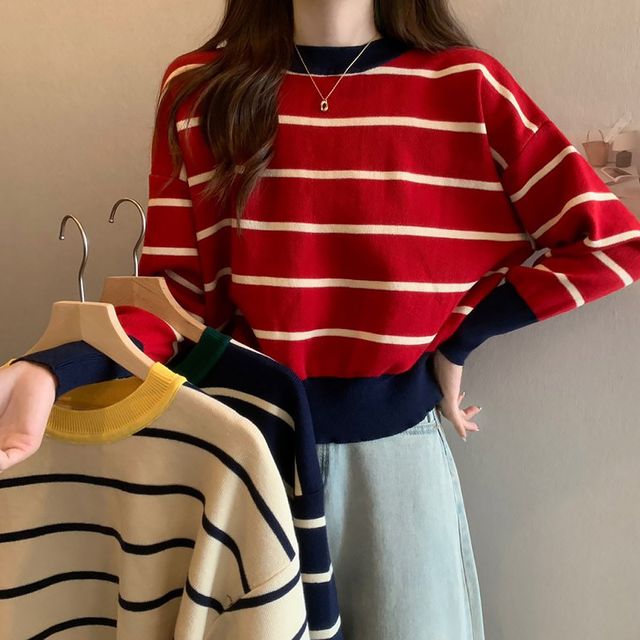 귀여운 스트라이프 라운드넥 크롭 니트티 데일리 코디