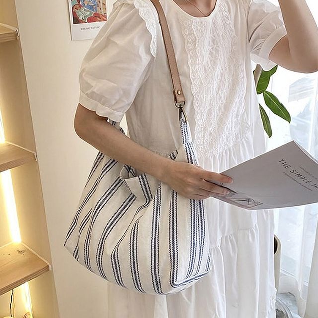 여성 블루 스트라이프 외출코디 숄더백 가방