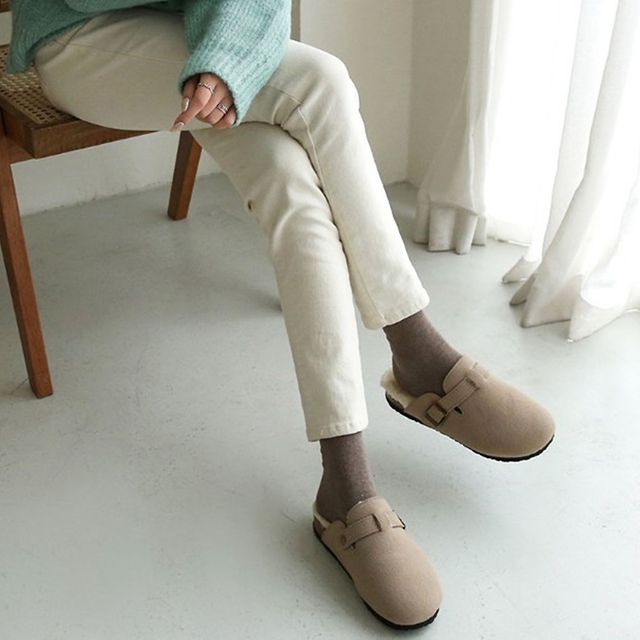 겨울 데일리 유행 여성 신발 털블로퍼 코디 추천