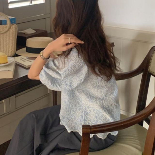 여성 플라워 자수 밑단 라인 러블리 블라우스 티셔츠