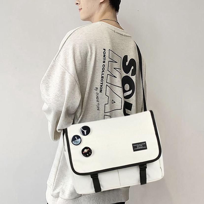 남녀공용 뱃지 메신저백 흰색 크로스백 대학생 가방