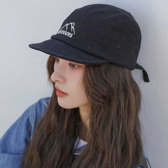 여자 대학생 캠퍼스 숏챙 모자, 엠티 룩 볼캡